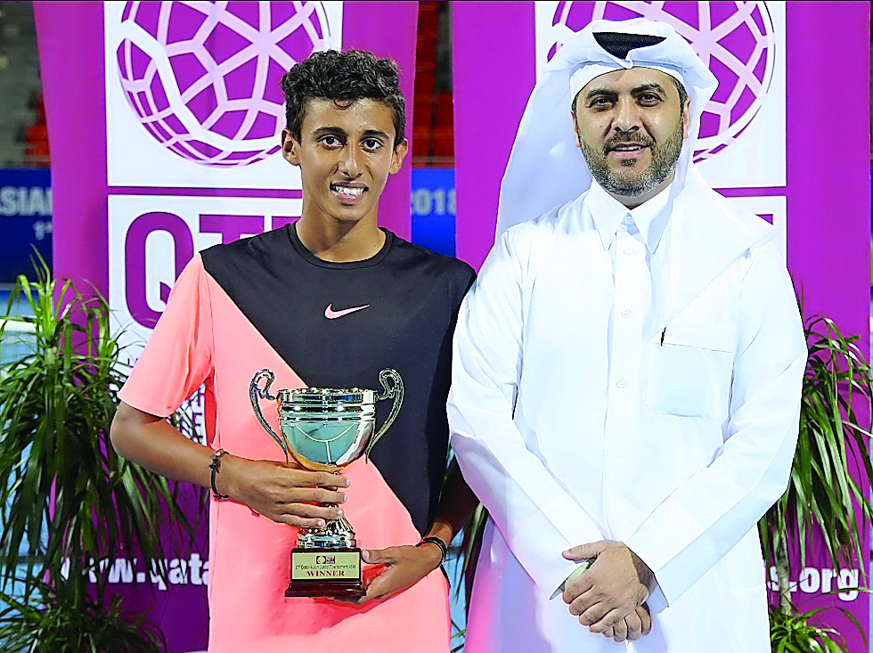 Qatar’s Rashid Nawaf, winner of the Qatar Asian Junior Tennis Tournament, poses for a picture with Qatar Tennis, Squash and Badminton Federation General Secretary, Tariq Darwish Zainal in Doha yesterday.