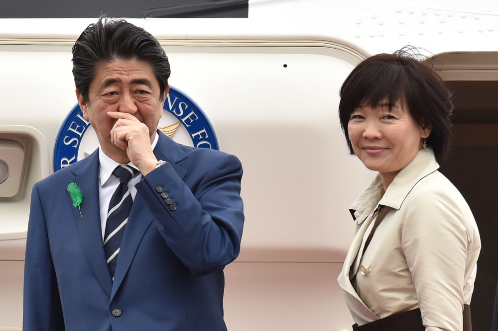 Japan's Prime Minister Shinzo Abe and his wife Akie depart for the US from Tokyo's Haneda airport on April 17, 2018. AFP / Kazuhiro Nogi 