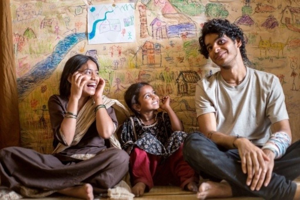 A still from the movie Beyond the Clouds.