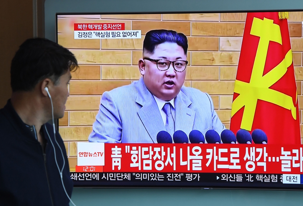 A man watches a television news showing a file footage of North Korean leader Kim Jong Un, at a railway station in Seoul on April 21, 2018.  AFP / Jung Yeon-je