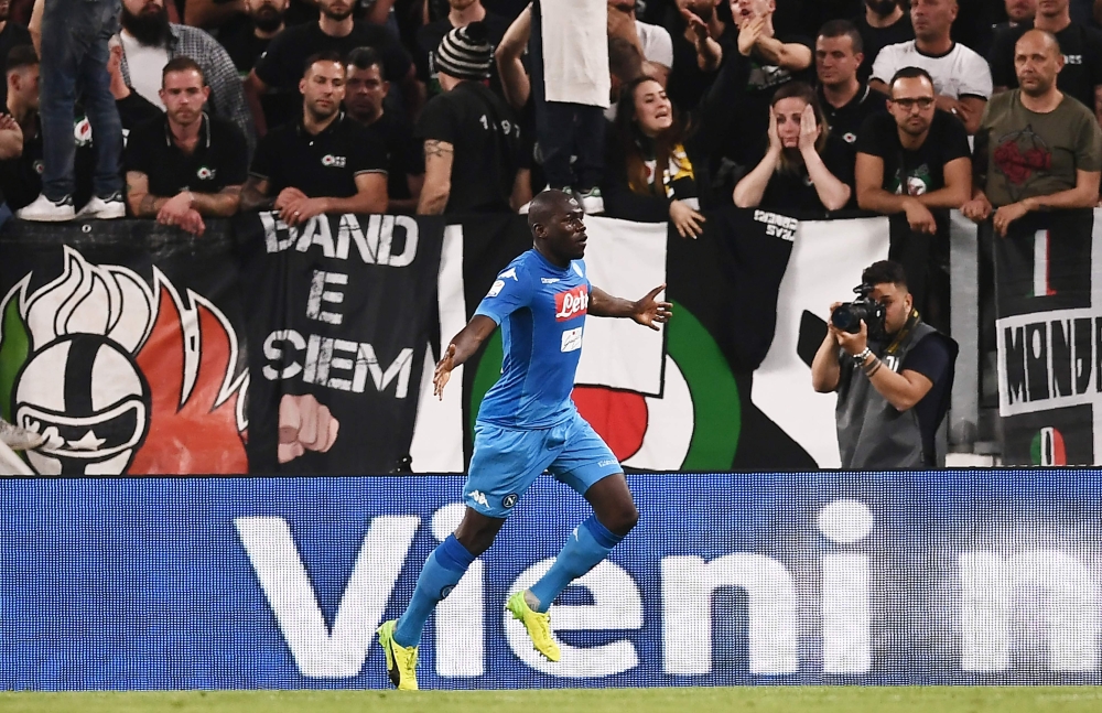 Napoli's French defender Kalidou Koulibaly celebrates after scoring a goal during the Italian Serie A football match between Juventus and Napoli on April 22, 2018 at the Allianz Stadium in Turin. / AFP / MARCO BERTORELLO