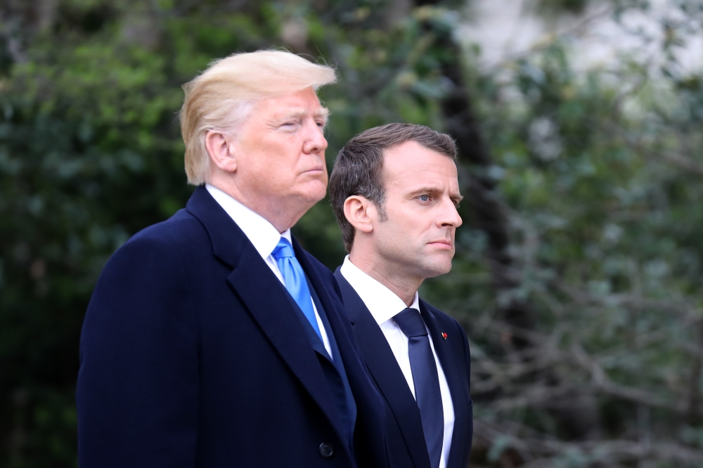 US President Donald Trump walks with French President Emmanuel Macron at Mount Vernon, the estate of the first US President George Washington, in Mount Vernon, Virginia, April 23, 2018. / AFP / Ludovic MARIN 