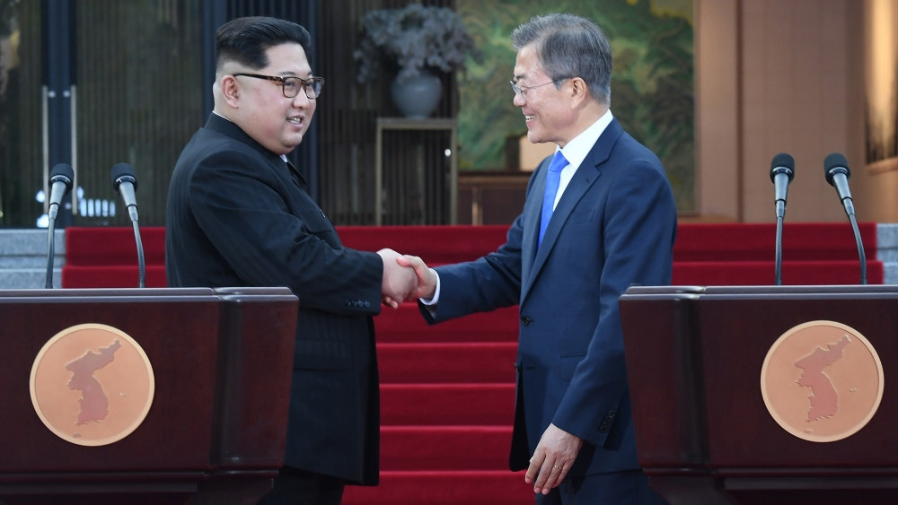North Korea's leader Kim Jong Un (L) and South Korea's President Moon Jae-in (R) shake hands after announcing a joint statement near the end of their historic summit at the truce village of Panmunjom on April 27, 2018. AFP / Korea Summit Press Pool / Kore