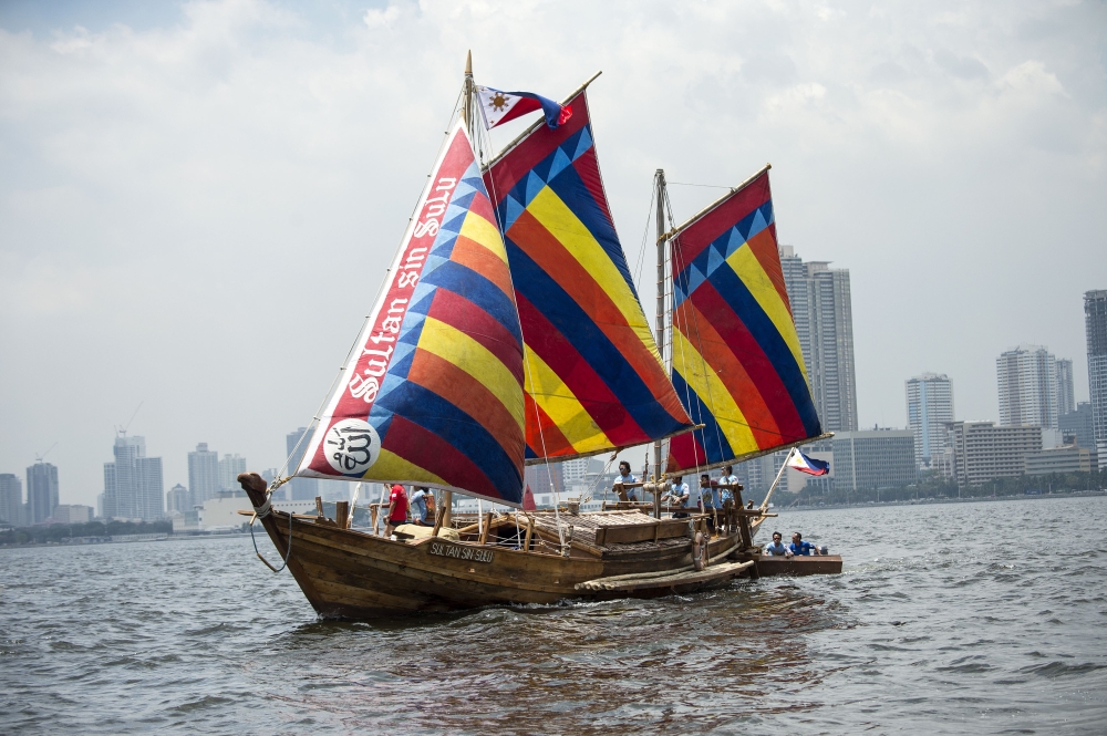 A traditional Philippine wooden boat known as 'balangay' sets sail from Manila to China on April 28, 2018.  AFP / NOEL CELIS