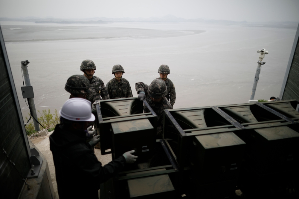South Korean soldiers dismantle loudspeakers that were set up for propaganda broadcasts near the demilitarized zone separating the two Koreas in Paju on May 1, 2018. AFP / KIM HONG-JI