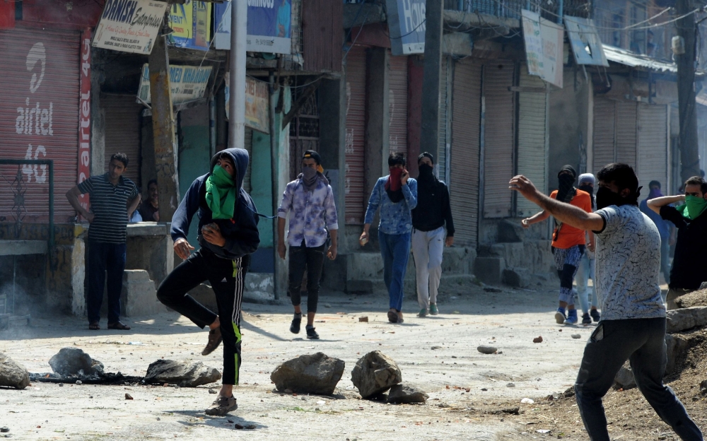 Indian security personnel and protesters clash following a gunbattle between security forces and suspected rebels in Srinagar on May 5, 2018. AFP / HABIB NAQASH