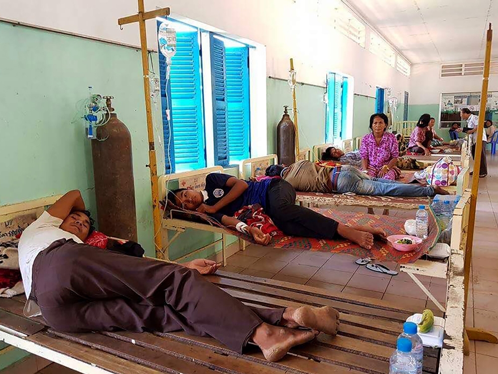 Cambodian patients confined at a hospital in Kratie province for drinking contaminated liquid. May 6, 2018. AFP / STR

