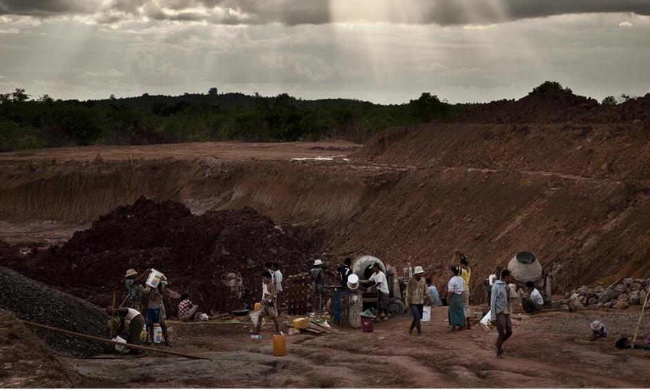 Workers building a water catchment area behind a government-constructed irrigation dam that flooded land belonging to Aung Thay and other villagers from Karen State.  © 2015 Patrick Brown for Human Rights Watch 