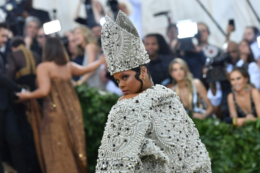 Rihanna arrives for the 2018 Met Gala on May 7, 2018, at the Metropolitan Museum of Art in New York. / AFP / Angela WEISS
 
