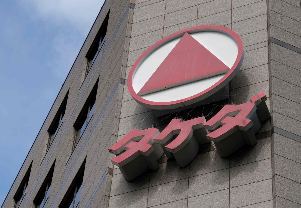 File photo of the logo of Japanese drugs maker Takeda Pharmaceutical is displayed at the company's Tokyo office in Tokyo. Japan's Takeda announcea 46 billion pounds firm offer for Shire, April 25, 2018. / AFP / Kazuhiro NOGI
