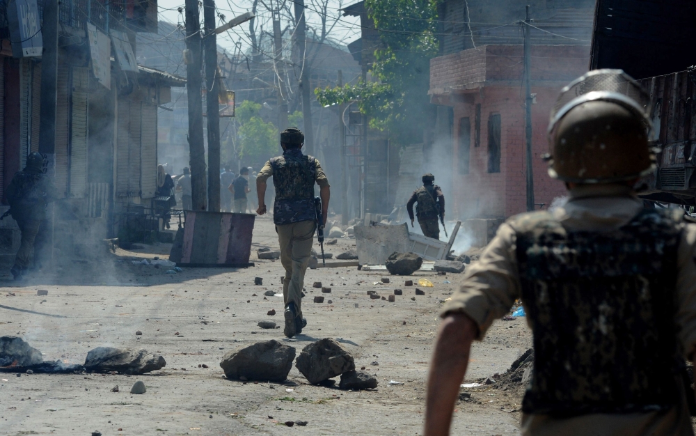 Indian security personnel and protesters clash following a gunbattle between security forces and suspected rebels in Srinagar on May 5, 2018. AFP / HABIB NAQASH
