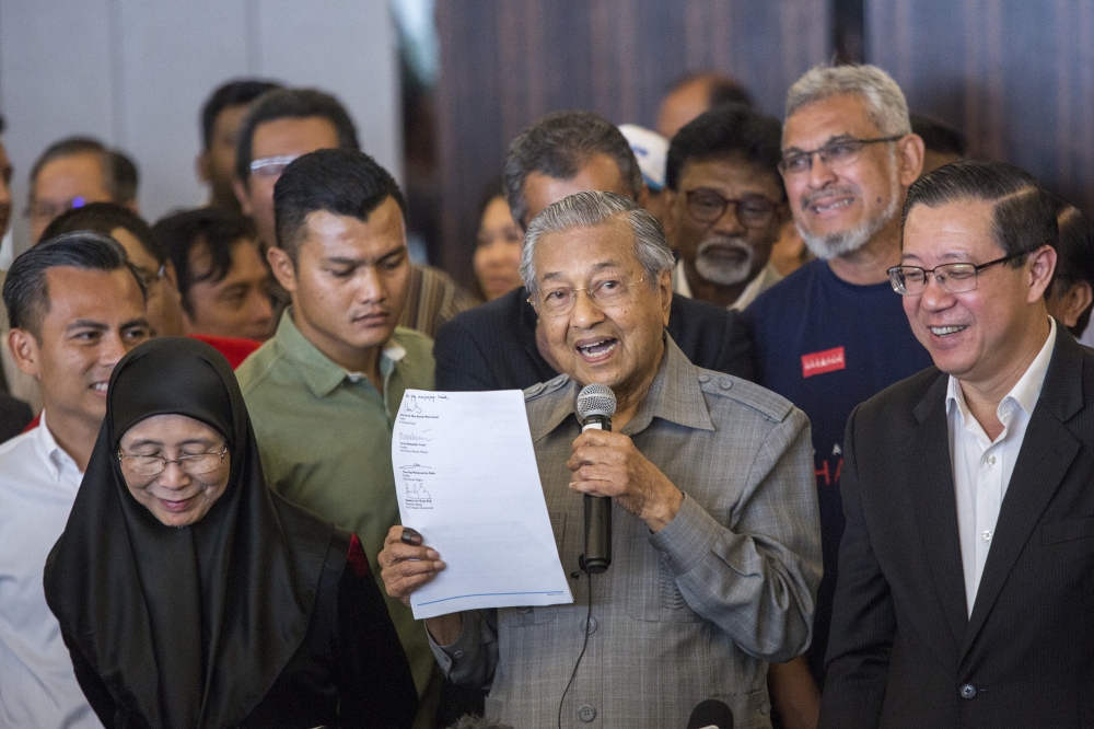 Mahathir Mohamad (C), elected Prime Minister of Malaysia, holds a press conference together with the leaders of Pakatan Harapan, the former opposition alliance in Kuala Lumpur, Malaysia on May 10, 2018. ( Alexandra Radu - Anadolu Agency )