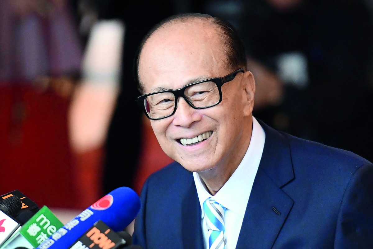 Hong Kong's richest man Li Ka-shing, 89, speaks to the press after a meeting with shareholders at the Harbour Grand hotel in Hong Kong on May 10, 2018, on the official day of his retirement.  AFP / Anthony Wallace