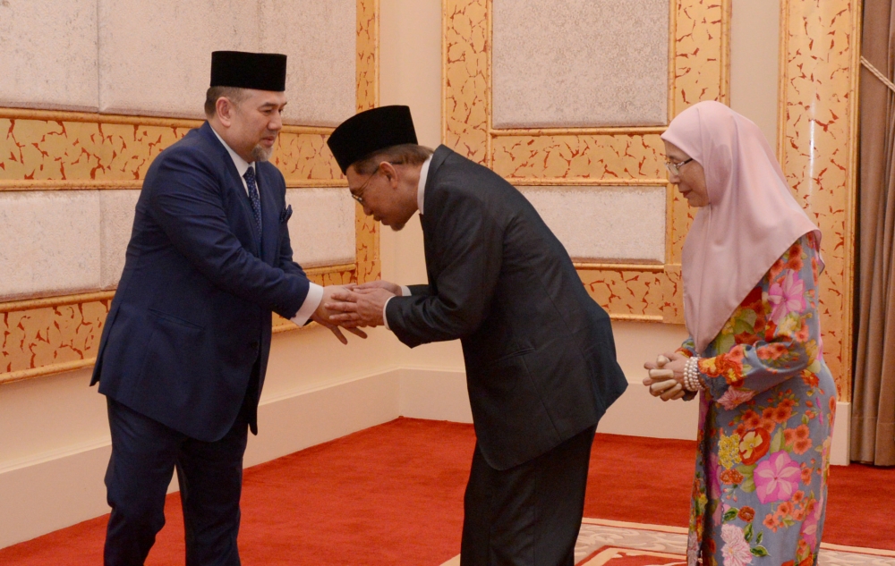 Malaysian politician Anwar Ibrahim and his wife Wan Azizah greet King Sultan Muhammad V at National Palace in Kuala Lumpur, Malaysia May 16, 2018. National Palace/Roskhadijah/Handout via Reuters