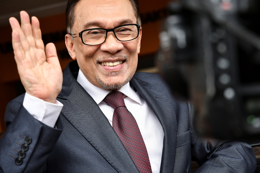 Malaysian politician Anwar Ibrahim leaves a hospital where he is receiving treatment, ahead of an audience with Malaysia's King Sultan Muhammad V, in Kuala Lumpur, Malaysia May 16, 2018. REUTERS/Stringer