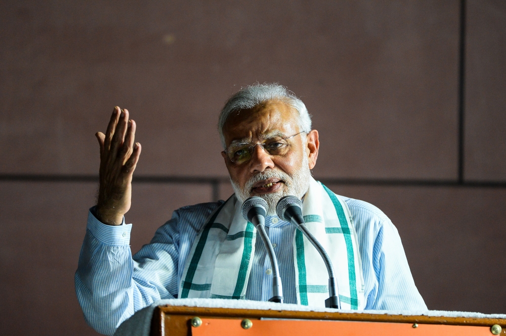 Indian Prime Minister Narendra Modi addresses party supporters during a celebration event ahead of wining the Karnataka election in New Delhi on May 15, 2018. / AFP / CHANDAN KHANNA