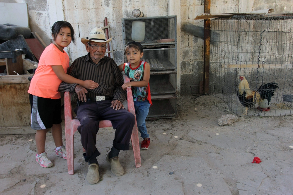 Mexican Manuel Garcia Hernandez, who claims to be 121 years old, sits with his great-granddaughters at his home in Ciudad Juarez, Chihuahua state, Mexico on May 16, 2018.  AFP / Herika Martinez