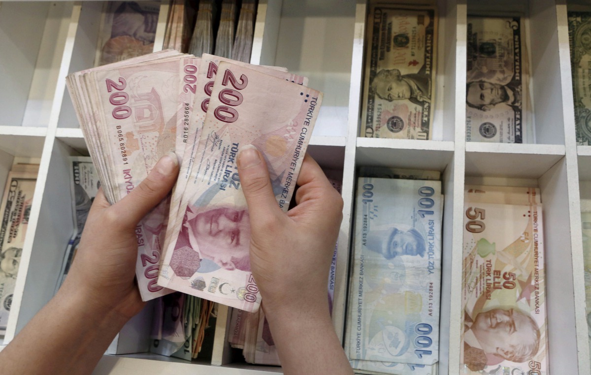 A money changer counts Turkish lira bills at an currency exchange office in central Istanbul, August 21, 2015. (Reuters / Murad Sezer) 