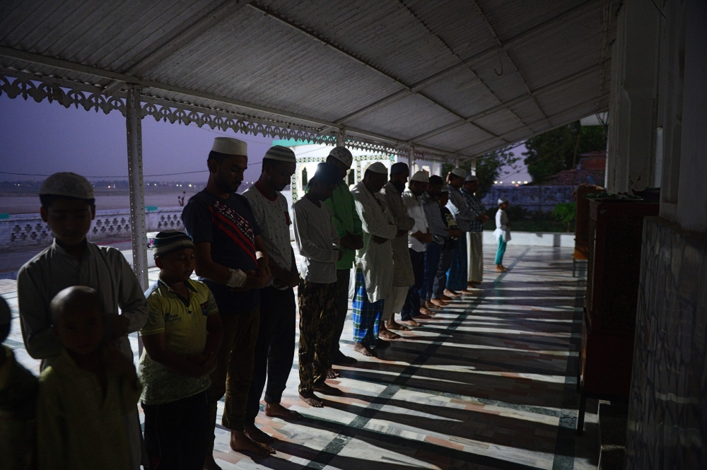 Indian Muslim offer prayers after breaking their fast at Badi Masjid on the banks of the River Ganga in the Daraganj area during the holy month of Ramadan, in Allahabad on May 20, 2018. AFP / Sanjay Kanojia