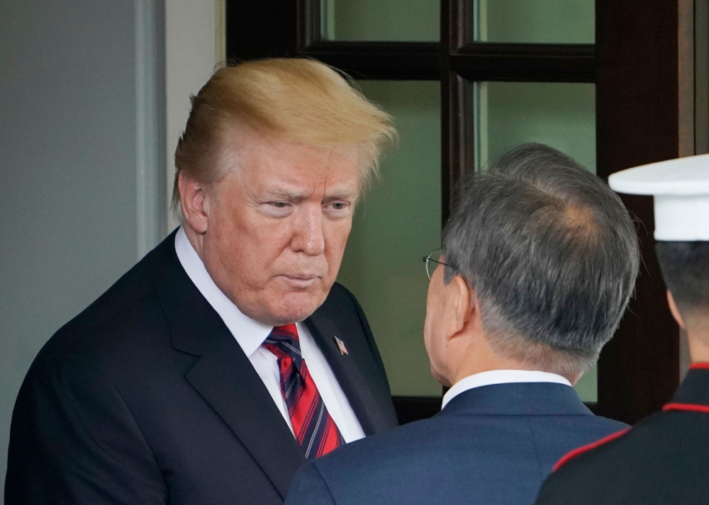 US President Donald Trump bids farewelll to South Korea's President Moon Jae-in (R) after meetings at the White House on May 22, 2018 in Washington, DC.  AFP / Mandel Ngan
