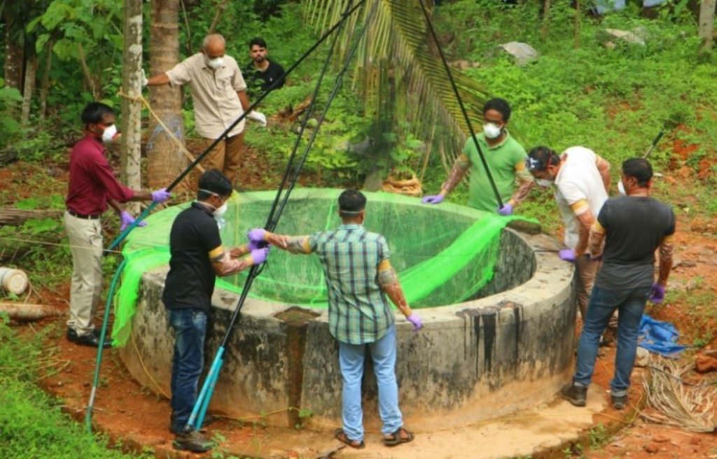 Animal Husbandry department and Forest officials inspect a well to catch bats at Changaroth in Kozhikode in the Indian state of Kerala on May 21, 2018 (AFP) 