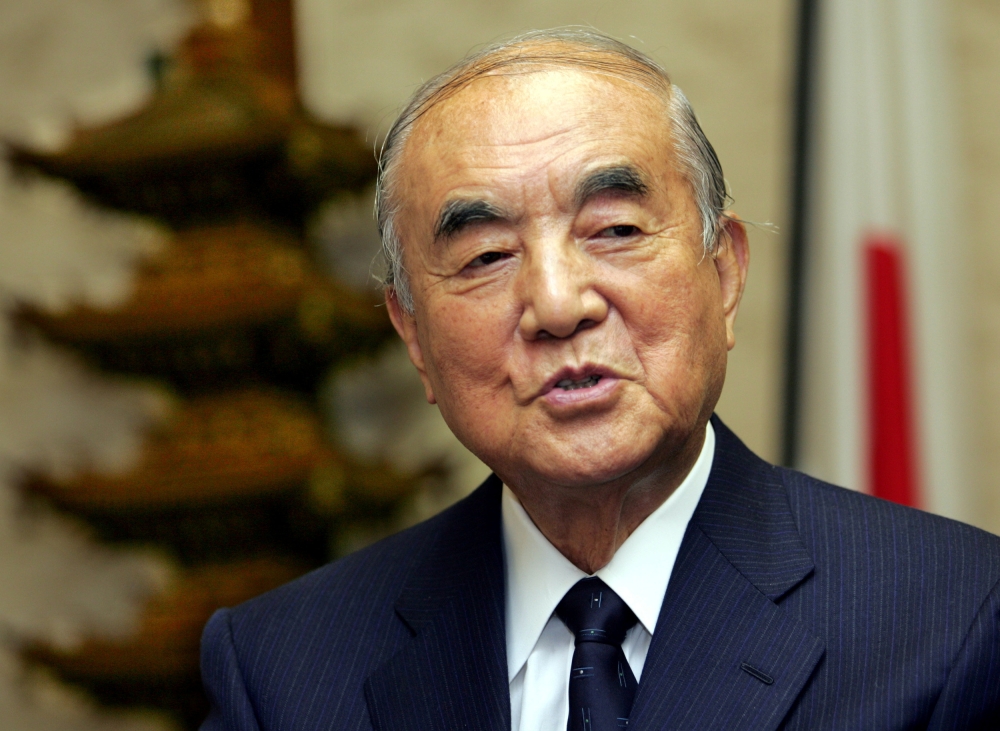 File Photo: Former Japanese prime minister Yasuhiro Nakasone speaks during an interview at his office in Tokyo, Japan November 22, 2005. Reuters/Toshiyuki Aizawa/File Photo