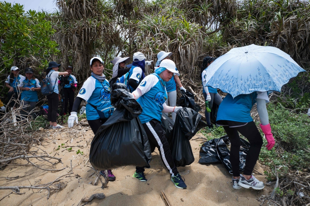 Participants take part in a beach clean-up on Hong Kong's outlying Lamma island on May 27, 2018. AFP / Anthony Wallace