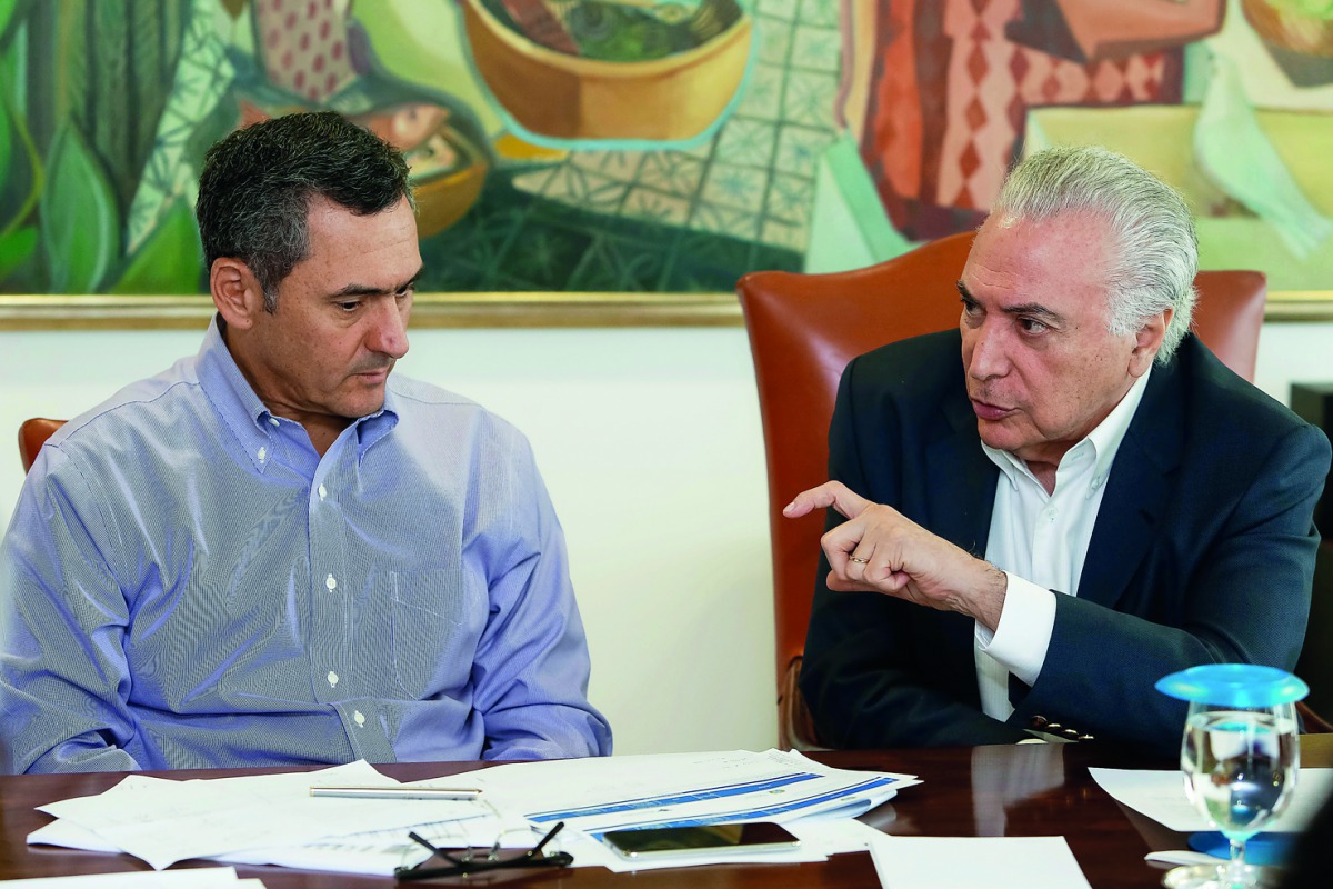 President Michel Temer (L), and his Finance Minister Eduardo Guardia, during a meeting to discuss on the measures to be taken regarding the nation-wide truck drivers' strike, at Planalto Palace in Brasilia, on May 27, 2018. AFP/ Brazilian Presidency