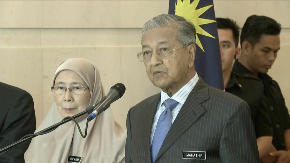 Malaysia's Prime Minister Mahathir Mohamad speaks beside Deputy Prime Minister Wan Azizah Wan Ismail during a news conference after a weekly cabinet meeting in Putrajaya, Malaysia in a still image taken from a Reuters TV footage on May 30, 2018. REUTERS/R