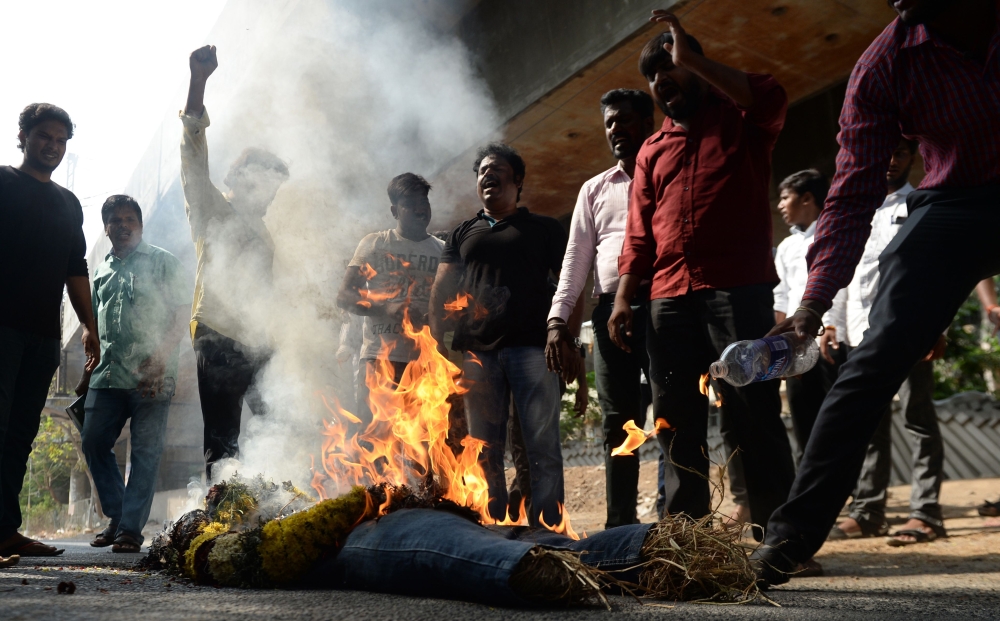 Protesters  burn an effigy of Vedanta Executive Chairman Anil Agarwal during a protest in Chennai on May 22, 2018. (AFP / Arun Sankar) 