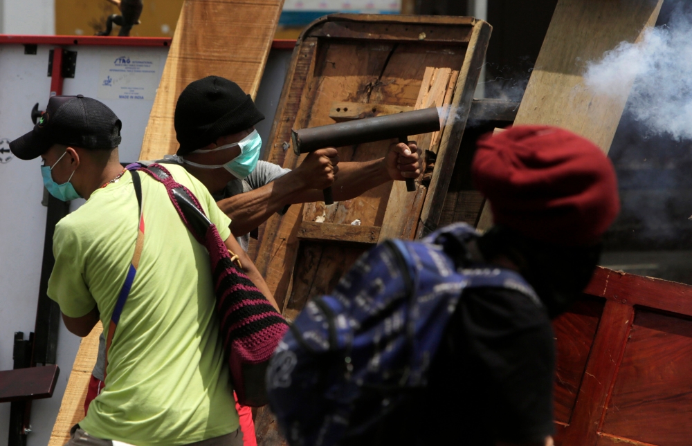 A demonstrator fires a home-made mortar against riot police during protests in Monimbo neighborhood in Masaya, some 40km from Managua on June 2, 2018.  AFP / Inti Ocon 