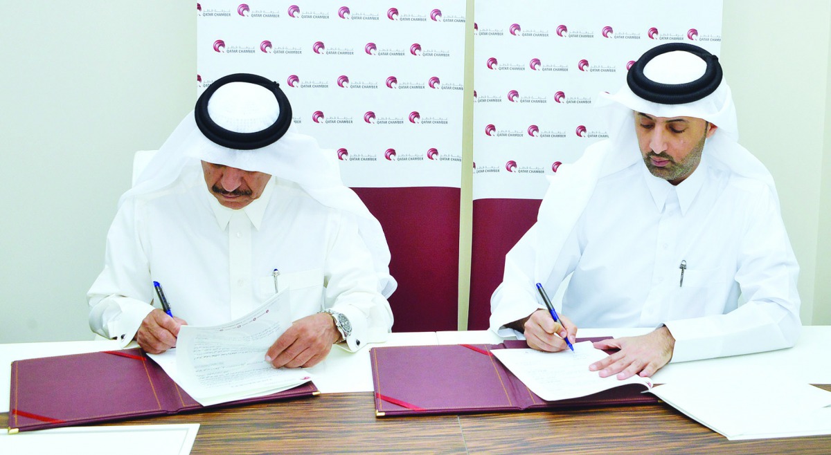 Director General’s Assistant for Governmental and International Relations at Qatar Chamber, Ali bu Sherbak Al Mansouri and Chairman of Hawkama Center, Mansour Ahmed Al Saadi, signing the MoU.
