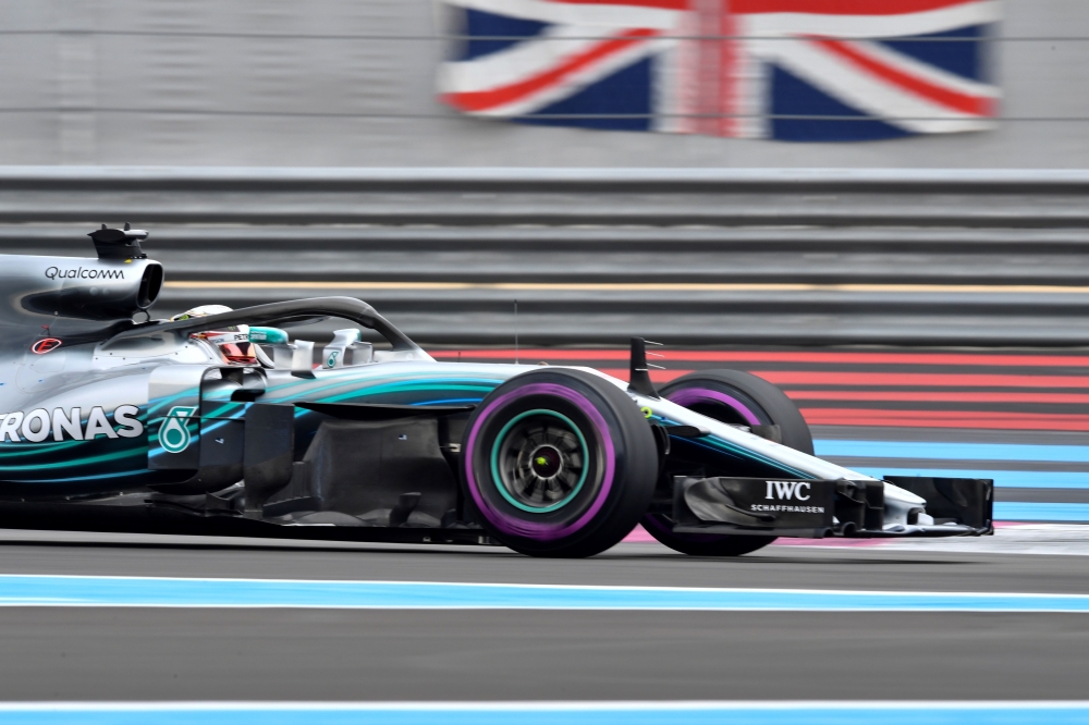 Mercedes' British driver Lewis Hamilton competes during the qualifying session at the Circuit Paul Ricard in Le Castellet, southern France, on June 23, 2018, ahead of the Formula One Grand Prix de France. / AFP / GERARD JULIEN