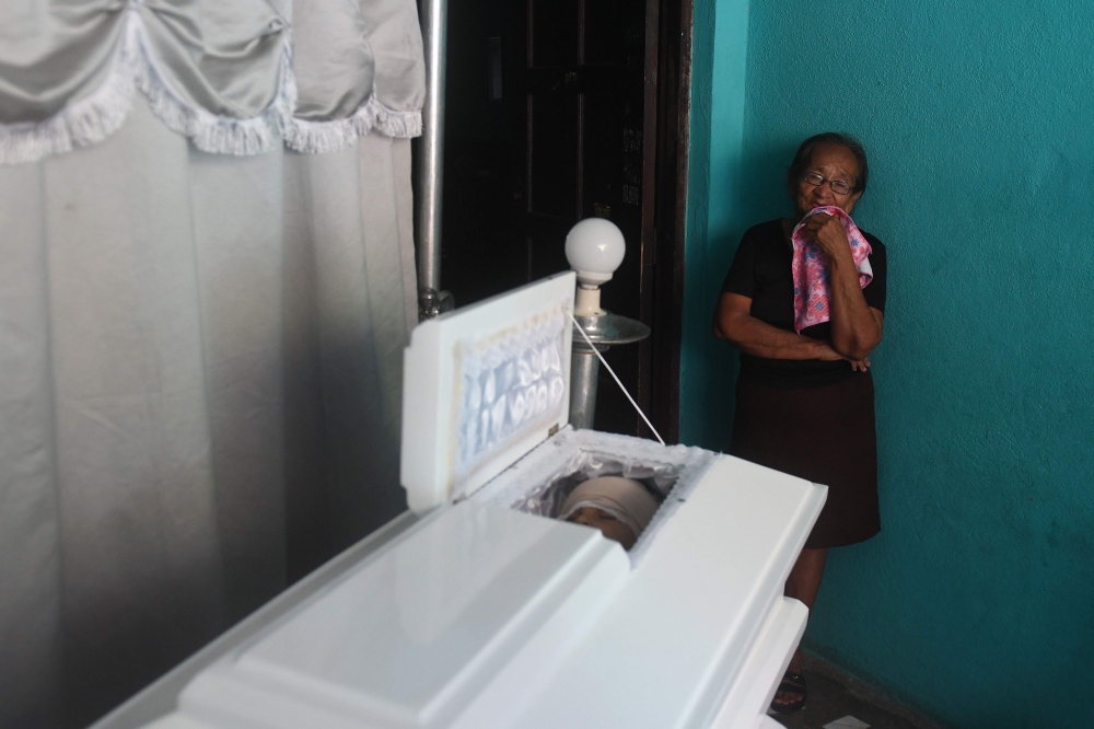 Rosario Sanchez mourns during the wake of his grandson Teiler Lorio, 15, who died during an attack by riot police and members of the Sandinista Youth in the neighborhood of Las Americas 1, in Managua on June 23, 2018. / AFP / MARVIN RECINOS 