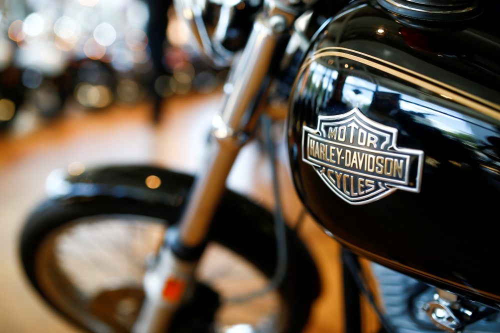 Harley Davidson motorcycles are displayed for sale at a showroom in London, Britain, June 22 2018. Reuters/Henry Nicholls