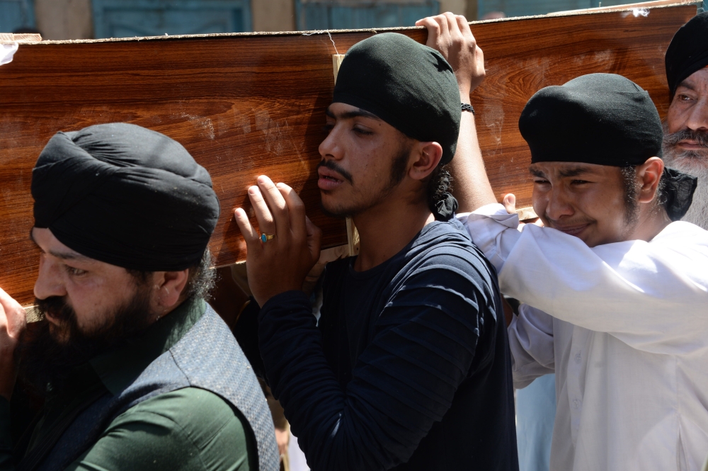 Afghan Sikhs carry the coffin of one of the 19 victims of a suicide attack in Jalalabad on July 2, 2018, a day after the attack. / AFP / NOORULLAH SHIRZADA 
