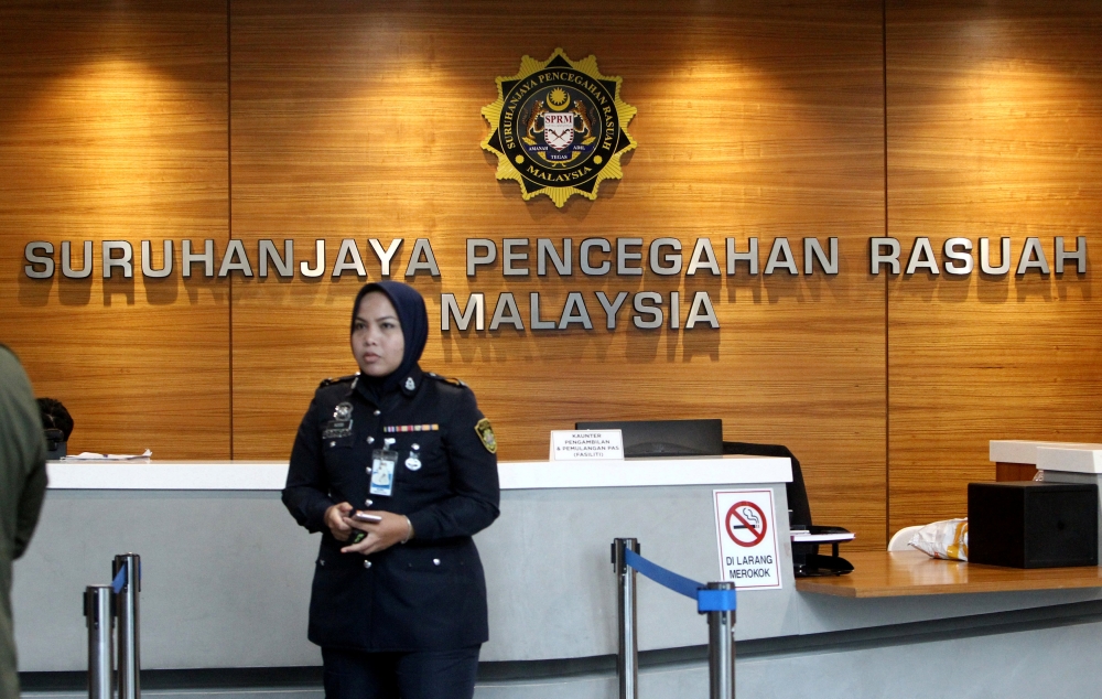 A member of the security personnel stands guard at the entrance of the Malaysian Anti-Corruption Commission (MACC) headquarters in Putrajaya, Malaysia, July 3, 2018. (REUTERS)