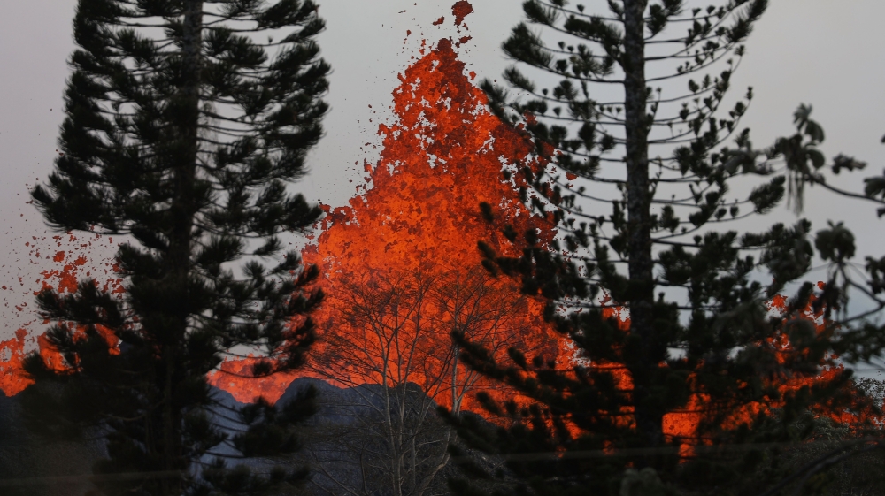 Lava from a Kilauea volcano fissure erupts on Hawaiis Big Island on May 19, 2018 in Kapoho, Hawaii (Mario Tama / Getty Images / AFP) 