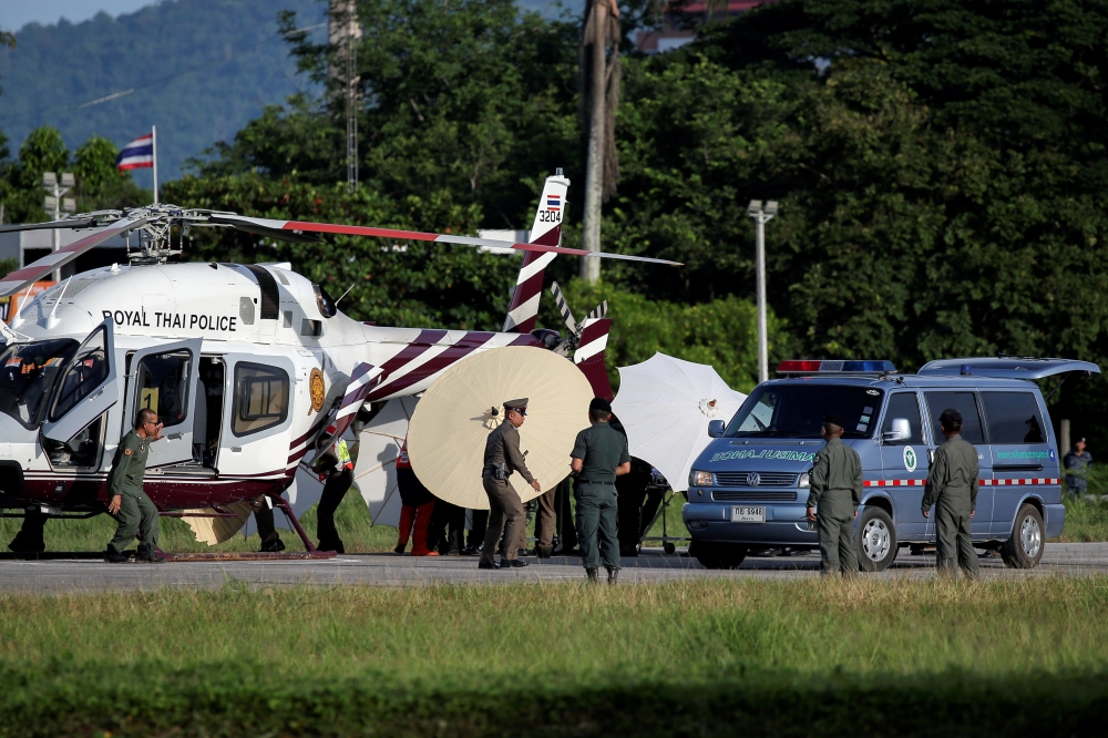 Rescued schoolboys are moved from a Royal Thai Police helicopter to an awaiting ambulance at a military airport in Chiang Rai, Thailand, July 9, 2018. (REUTERS/Athit Perawongmetha)