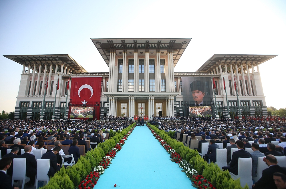 This hand out picture taken and released on July 9, 2018 by Turkish President Office shows people listening Turkish President Recep Tayyip Erdogan (unseen) delivering a speech at the Presidential Complex in Ankara. AFP / Turkish President Office / Kayhan 