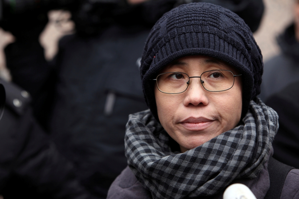 FILE PHOTO - Liu Xia, the wife of Chinese dissident Liu Xiaobo, talks to the media in Beijing February 11, 2010. REUTERS/Nir Elias/File Photo