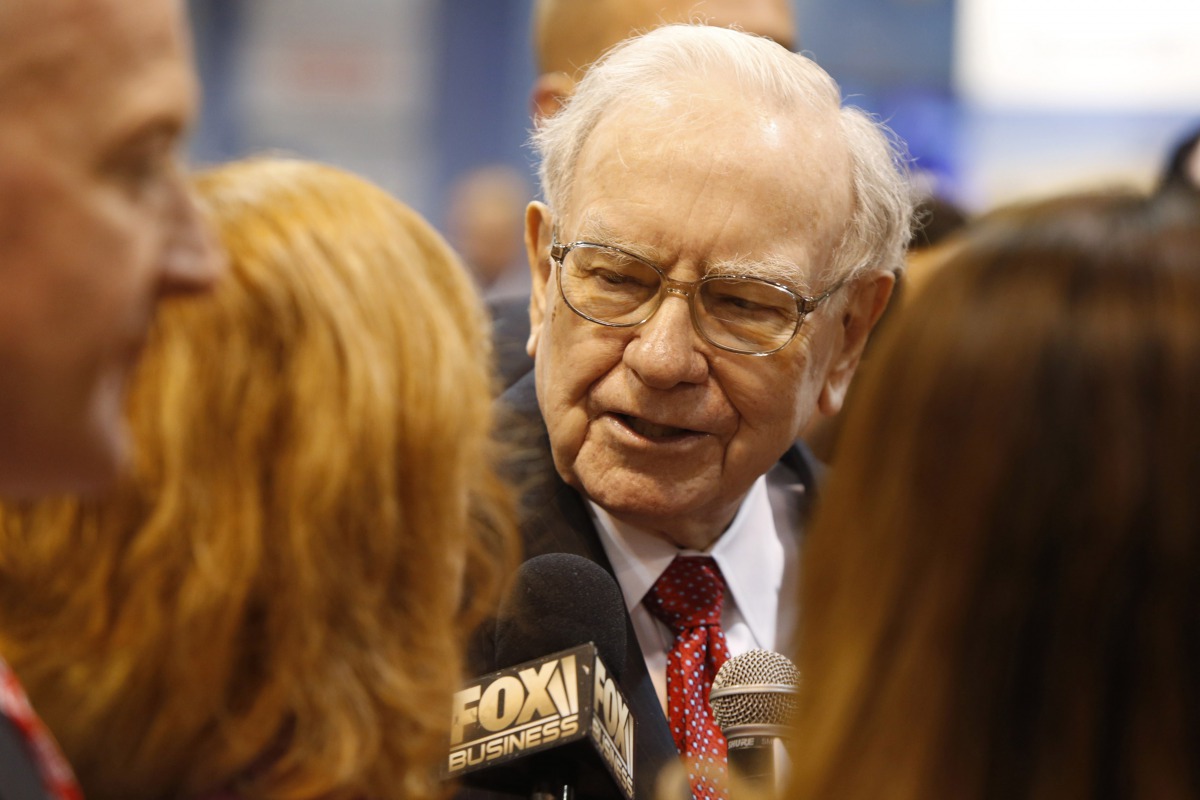 Warren Buffett talks to reporters as he tours the exhibit hall during the Berkshire Hathaway Annual Shareholders Meeting at the CenturyLink Center in Omaha, April 30, 2016. Reuters/Ryan Henriksen