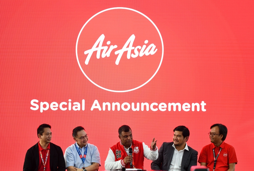 AirAsia boss Tony Fernandes (C) is accompanied by AirAsia X Indonesia CEO Sulistyo Nugroho Hanung (L), AirAsia X Thailand CEO Nadda Buranasiri (2nd-L), AirAsia X Malaysia CEO Benyamin Ismail (2nd-R) and AirAsia Group CEO of Indonesia Dendy Kurniawan (R) a