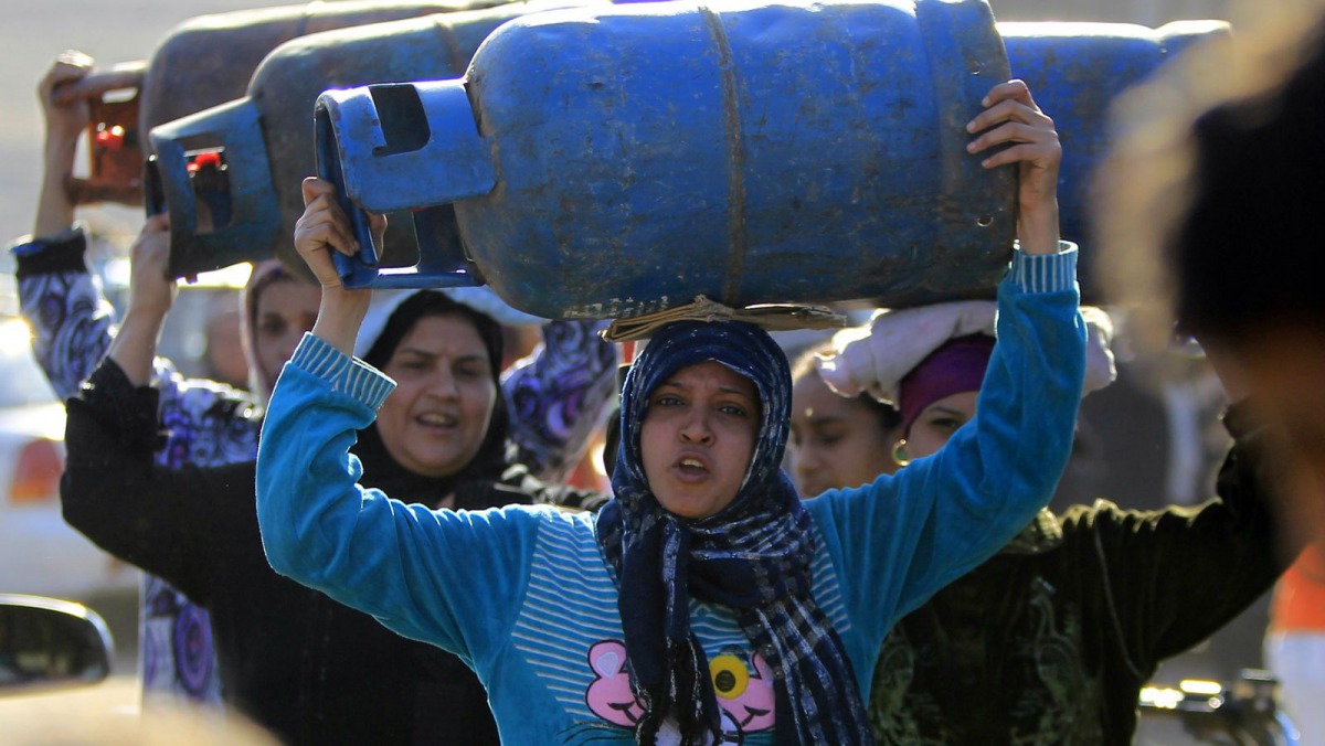 FILE PHOTO: Egypt women carry gas cylinders. Reuters / Mohamed Abd El Ghany