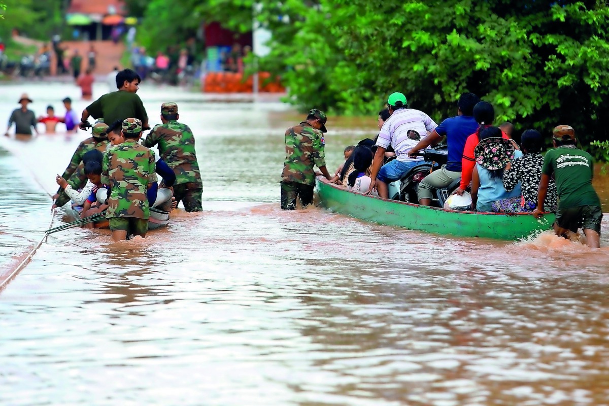 Cambodian soldiers evacuate residents by boat from the floodings in Stung Treng province on July 26, 2018. AFP / -
