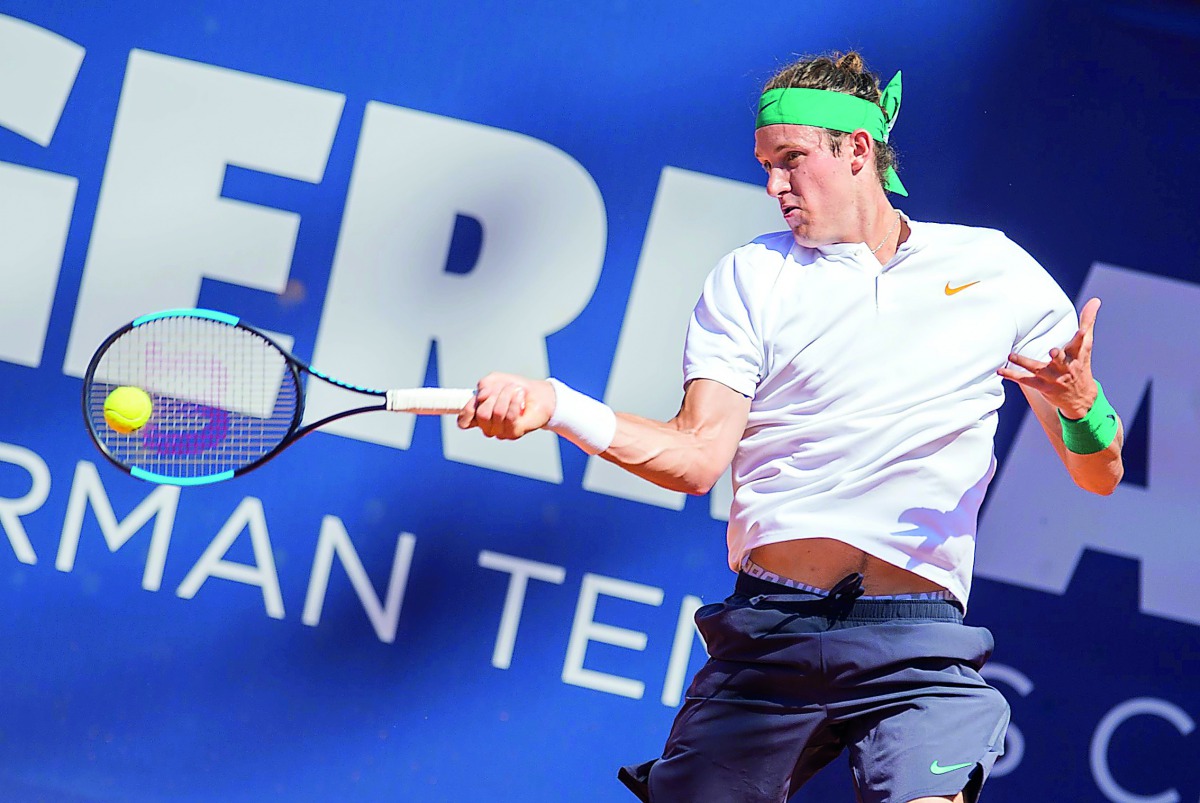 Chile's Nicolas Jarry returns the ball to Germany's Peter Gojowczyk during their tennis match at the German ATP Tennis Championships on July 24, 2018 in Hamburg. AFP / dpa / Daniel Bockwoldt
