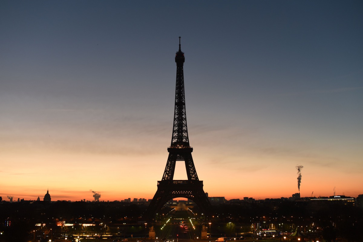 Eiffel Tower Paris is photographed at dawn on January 6, 2017 (AFP / Olivier Morin) 