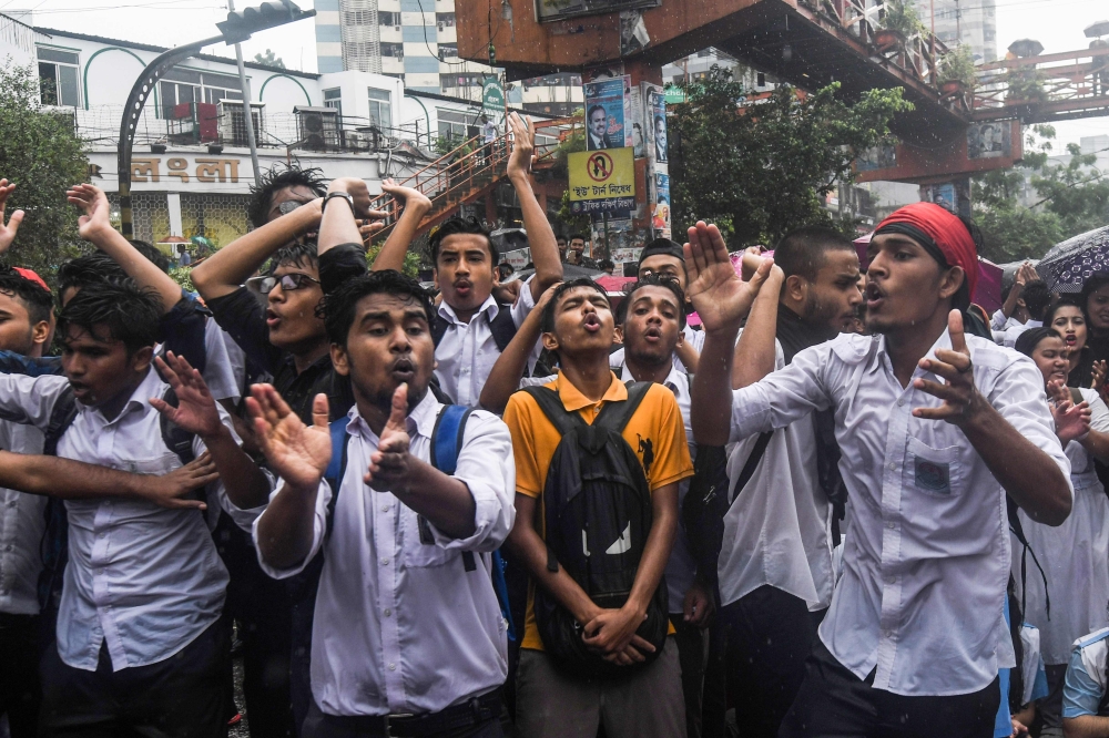  Bangladeshi students block a road during a student protest in Dhaka on August 2, 2018, following the deaths of two college students in a road accident on July 30.  AFP / Munir Uz Zaman