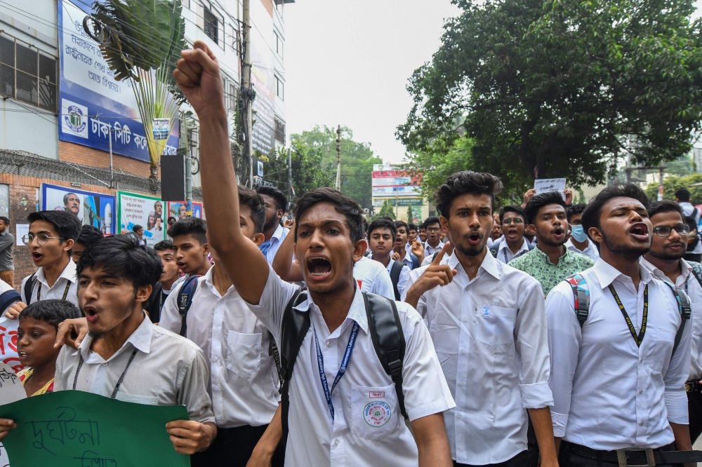 Bangladeshi students march along a a street during a student protest in Dhaka on August 4, 2018, following the deaths of two college students in a road accident.  AFP / MUNIR UZ ZAMAN 