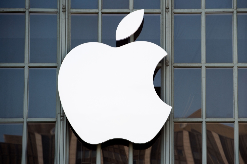 In this file photo taken on September 7, 2016, the Apple logo is seen on the outside of Bill Graham Civic Auditorium in San Francisco, California. / AFP / Josh Edelson